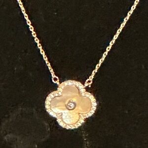 Elegant Gold Flower Pendant Necklace